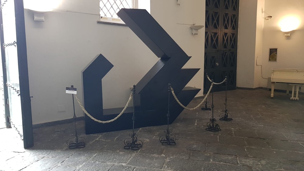 Foto dell'installazione "Ricomposizione geometrica" di Eduardo Zanga collocata all'ingresso del PAN Palazzo delle Arti Napoli per la mostra "Il luogo del pensiero"
