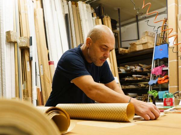 Alfredo Marciano al lavoro mentre realizza una cornice